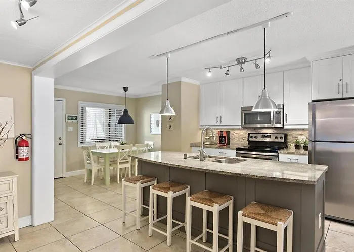 Holiday home Updated 2 Bedroom In Tiffanie By The Sea With Outdoor Pool, Steps To The Beach! *