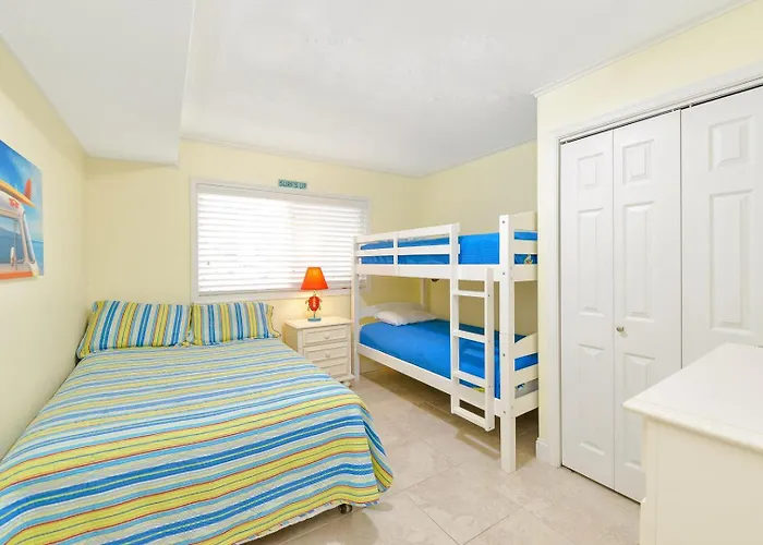 Updated 2 Bedroom In Tiffanie By The Sea With Outdoor Pool, Steps To The Beach! *