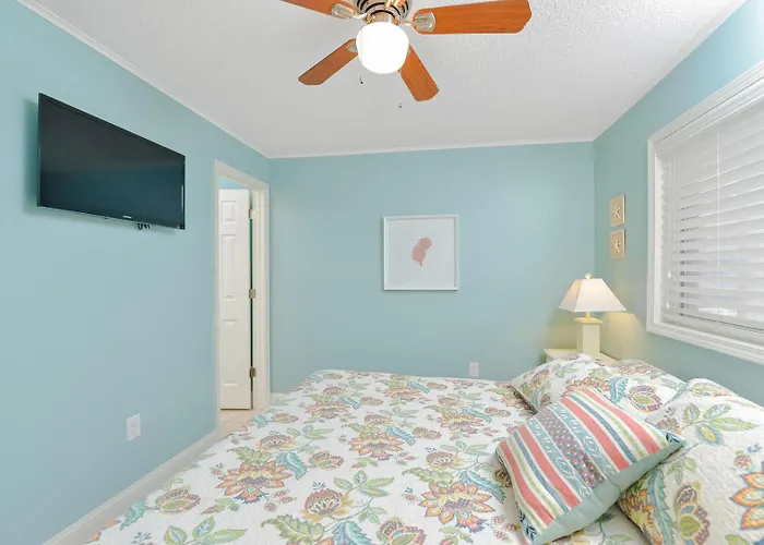 Holiday home Updated 2 Bedroom In Tiffanie By The Sea With Outdoor Pool, Steps To The Beach! *