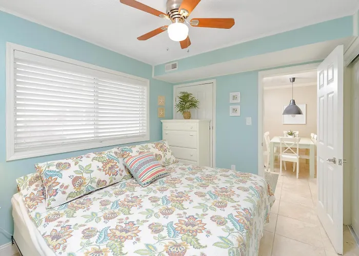 Updated 2 Bedroom In Tiffanie By The Sea With Outdoor Pool, Steps To The Beach! Holiday home