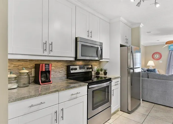 Updated 2 Bedroom In Tiffanie By The Sea With Outdoor Pool, Steps To The Beach! Holiday home Ocean City