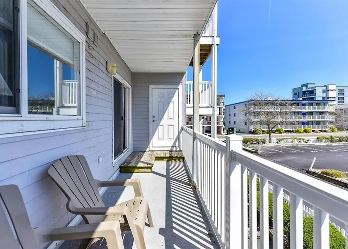 Updated 2 Bedroom In Tiffanie By The Sea With Outdoor Pool, Steps To The Beach!